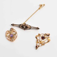 Lot 1743 - EARLY TWENTIETH CENTURY NINE CARAT GOLD...