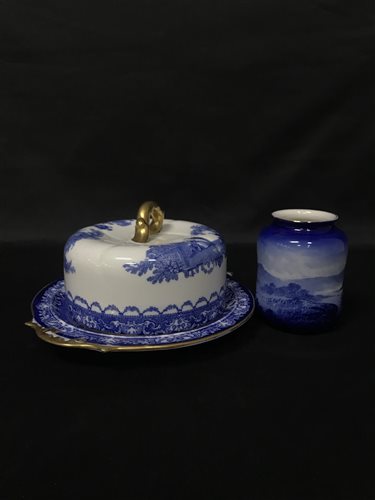 Lot 179 - A BLUE AND WHITE CHEESE DISH WITH A BLUE AND WHITE VASE