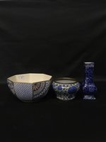 Lot 181 - A SHELLEY BLUE AND WHITE VASE WITH TWO BOWLS