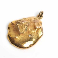 Lot 1746 - DIAMOND SET GOLD NUGGET MOTIF PENDANT set with...