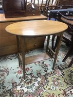 Lot 302 - AN OAK OVAL OCCASIONAL TABLE AND A TABLE LAMP