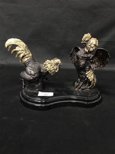 Lot 222 - A METAL GROUP OF FIGHTING COCKS AND AN ORREFORS GLASS BOWL