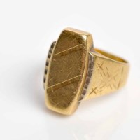 Lot 1751 - GENTLEMAN'S UNMARKED SOVEREIGN RING with...