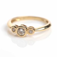 Lot 1758 - DIAMOND THREE STONE RING the diamonds...