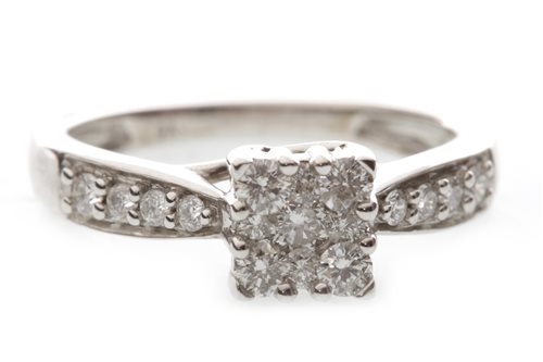 Lot 39 - A DIAMOND CLUSTER RING