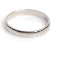 Lot 1783 - PLATINUM WEDDING BAND hallmarked for platinum