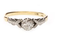 Lot 42 - A DIAMOND SOLITAIRE RING