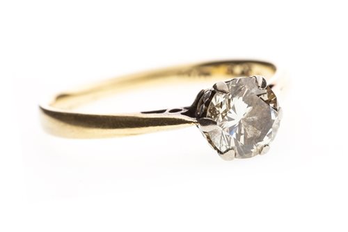 Lot 45 - A DIAMOND SOLITAIRE RING