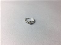 Lot 43 - A DIAMOND SOLITAIRE RING
