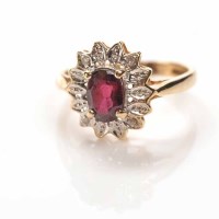 Lot 1799 - GARNET AND DIAMOND CLUSTER RING the central...