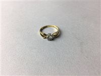 Lot 302 - A DIAMOND SOLITAIRE RING