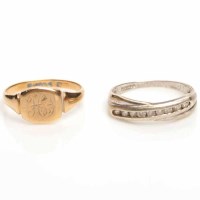 Lot 1805 - NINE CARAT GOLD SIGNET RING fully hallmarked;...