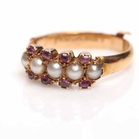 Lot 1812 - VICTORIAN PEARL AND GARNET RING set with a...