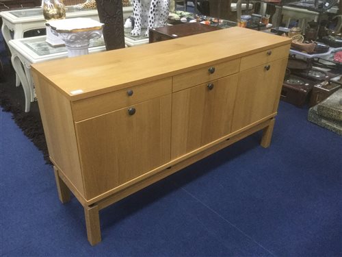 Lot 424 - A CONTEMPORARY OAK SIDEBOARD