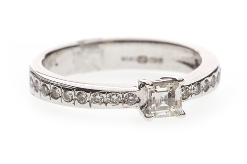 Lot 39 - A DIAMOND SOLITAIRE RING