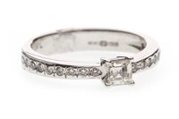Lot 39 - A DIAMOND SOLITAIRE RING