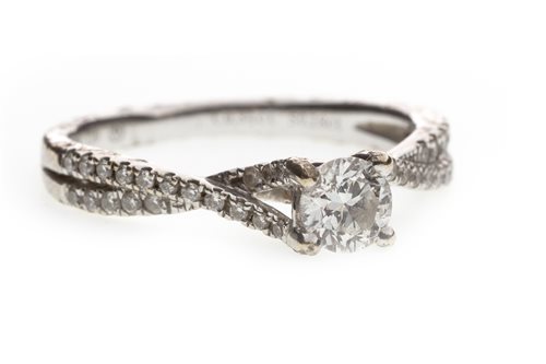 Lot 176 - A DIAMOND SOLITAIRE RING