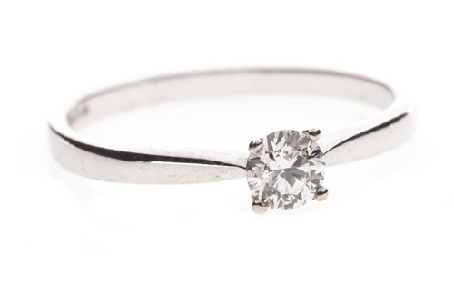 Lot 187 - A DIAMOND SOLITAIRE RING