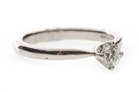 Lot 202 - A DIAMOND SOLITAIRE RING