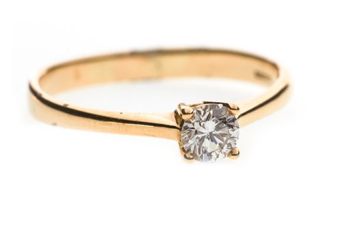 Lot 223 - A DIAMOND SOLITAIRE RING