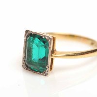 Lot 1827 - ART DECO PASTE SET RING the emerald cut green...