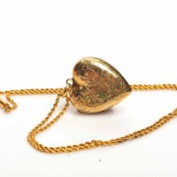 Lot 1831 - VICTORIAN LOCKET ON CHAIN the heart shaped...