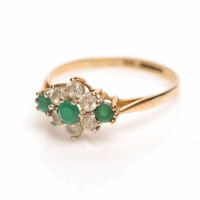 Lot 1833 - EMERALD AND GEM SET CLUSTER RING with three...