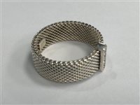 Lot 272 - A WOVEN MESH RING