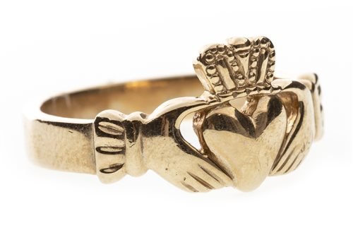 Lot 194 - A CLADDAGH RING