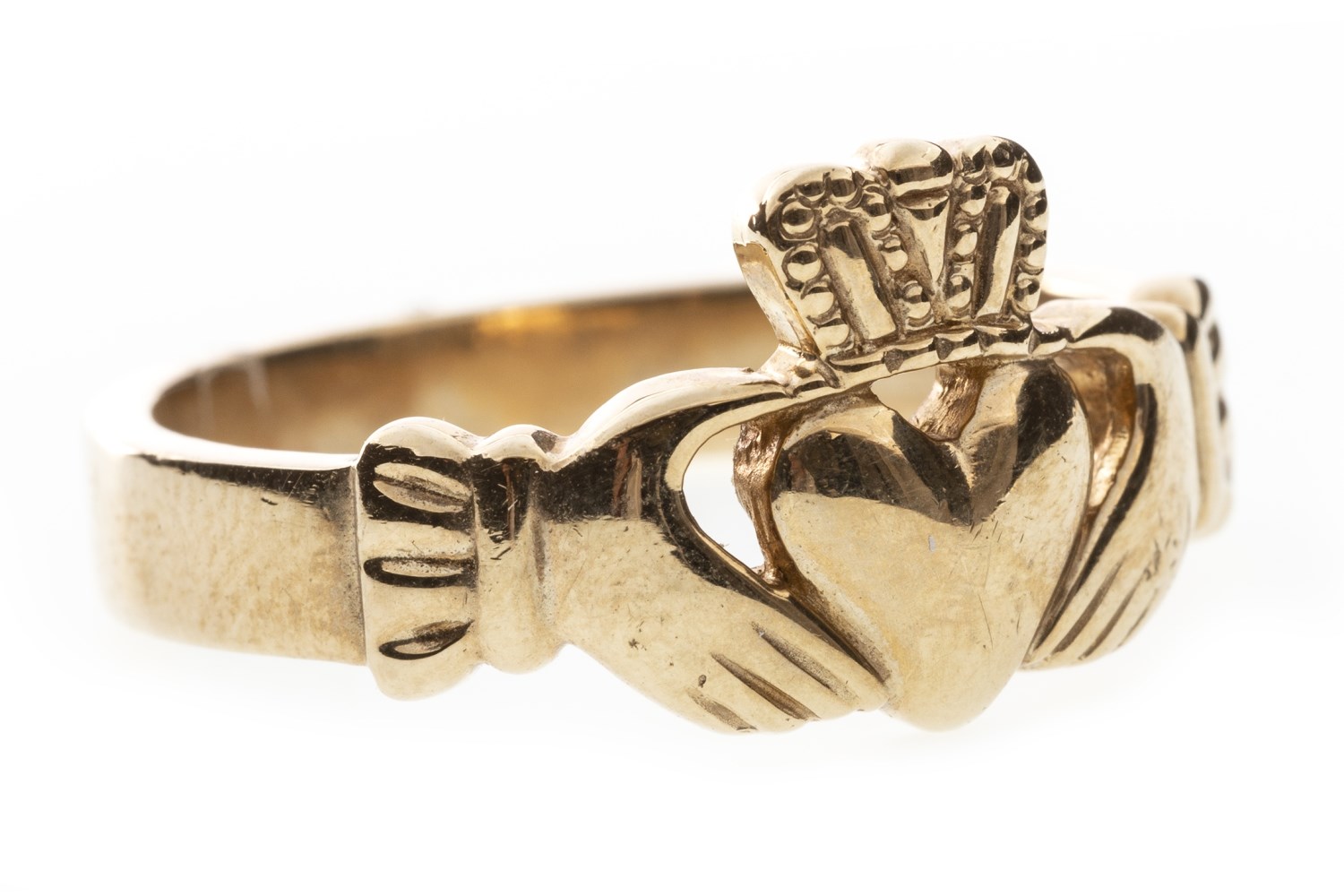 Lot 194 A CLADDAGH RING