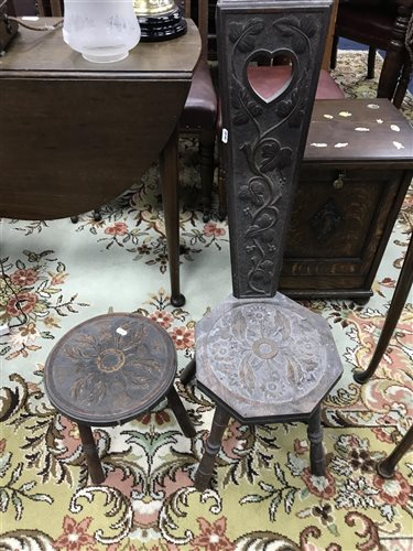 Lot 125 - AN OAK SPINNING CHAIR, A BRASS LADLE AND A PRINT