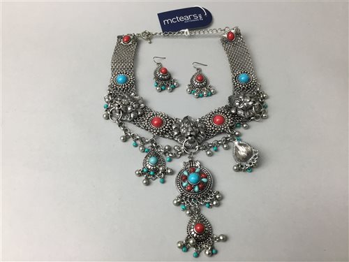 Lot 9 - AN IRANIAN NECKLACE AND EARRINGS SET