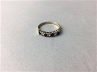 Lot 420 - A WHITE AND PURPLE GEM SET RING