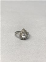 Lot 184 - A WHITE GOLD RING