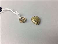 Lot 19 - A GOLD RING AND A LOCKET