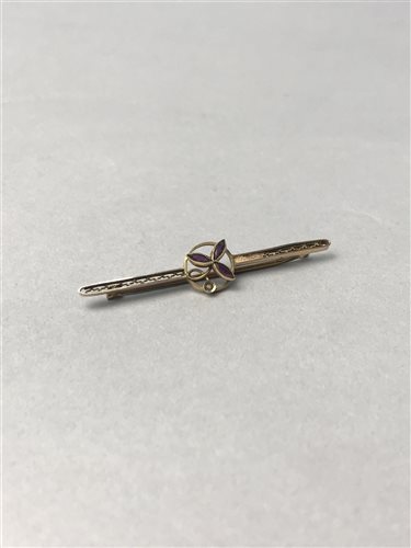 Lot 395 - AN EARLY TWENTIETH CENTURY BAR BROOCH