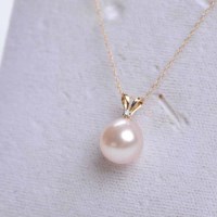 Lot 1868 - FRESHWATER PEARL AND DIAMOND PENDANT the pearl...