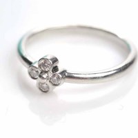 Lot 1873 - TIFFANY & CO DIAMOND CLUSTER RING set with...