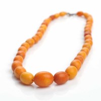 Lot 1884 - BUTTERSCOTCH AMBER BEAD NECKLACE with...