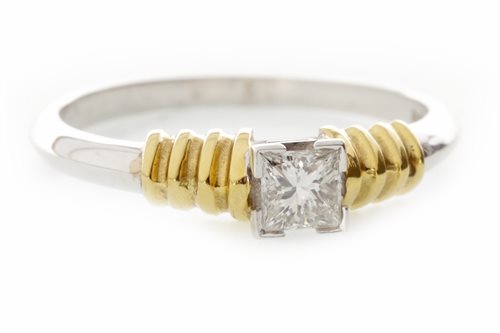 Lot 154 - A DIAMOND SOLITAIRE RING