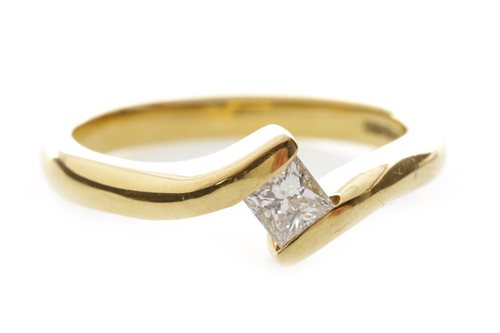 Lot 157 - A DIAMOND SOLITAIRE RING