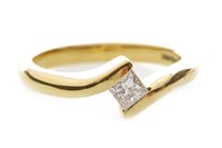 Lot 157 - A DIAMOND SOLITAIRE RING