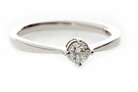 Lot 167 - A DIAMOND SOLITAIRE RING