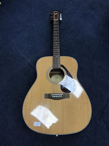 Lot 318 - A YAMAHA F370 ACOUSTIC GUITAR