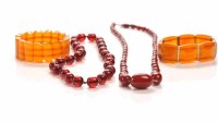 Lot 1896 - GROUP OF BAKELITE AND AMBER JEWELLERY...