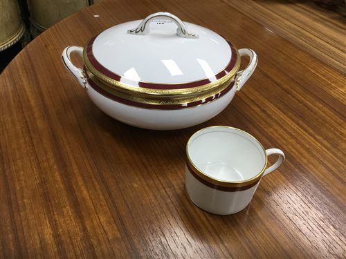 Lot 100 - A COALPORT 'ELITE RUBY' DINNER SERVICE