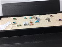 Lot 375 - A COLLECTION OF SILVER RINGS ALONG WITH A PENDANT