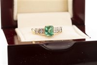 Lot 232 - A GREEN GEM AND DIAMOND RING
