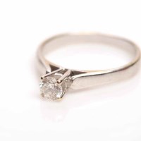 Lot 1925 - DIAMOND SOLITAIRE RING the brilliant cut...