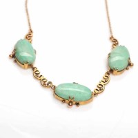 Lot 1929 - TWENTIETH CENTURY GREEN HARDSTONE SET NECKLET...